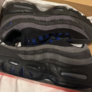 Nike Air Max 95 i svart och blå - Snygga Nike Air Max 95 sneakers. Köpta på JD sports. Låda ingår. Perfekta för både stil och komfort. Köpta för 2400. Pris kan diskuteras vid snabb affär. Inga defekter. Storlek 44 men passar även 43 om man knyter hårdare.