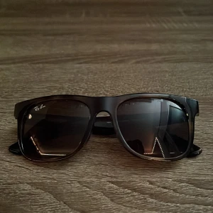 solglasögon från Ray-Ban - Snygga ray bans med vanlig orginal färg