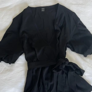 Svart blus - svart blus från shein.💞Säljer då den inte kommer till andvändning! Pris kan diskuteras💕💕