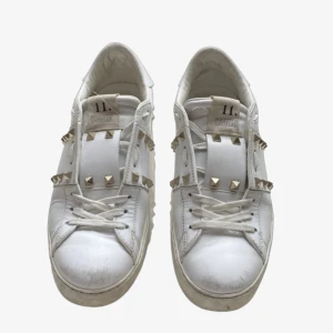 Vita sneakers  Valentino - Snygga vita sneakers från Valentino med nitar. Passar till allt och är riktigt sköna!!🥰