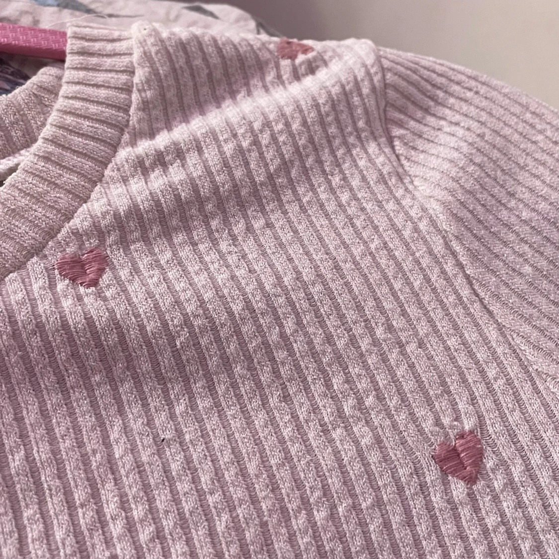 Rosa ribbad tröja med hjärtan