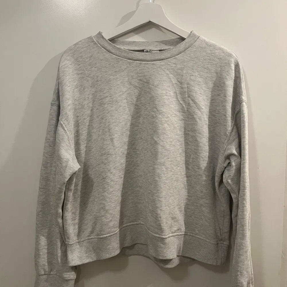 Säljer en klassisk grå sweatshirt från H&M Divided. Tröjan har en rund halsringning och långa ärmar. Tillverkad i mjukt material och passar bra till jeans eller leggings.. Neuletakit & Villapaidat.