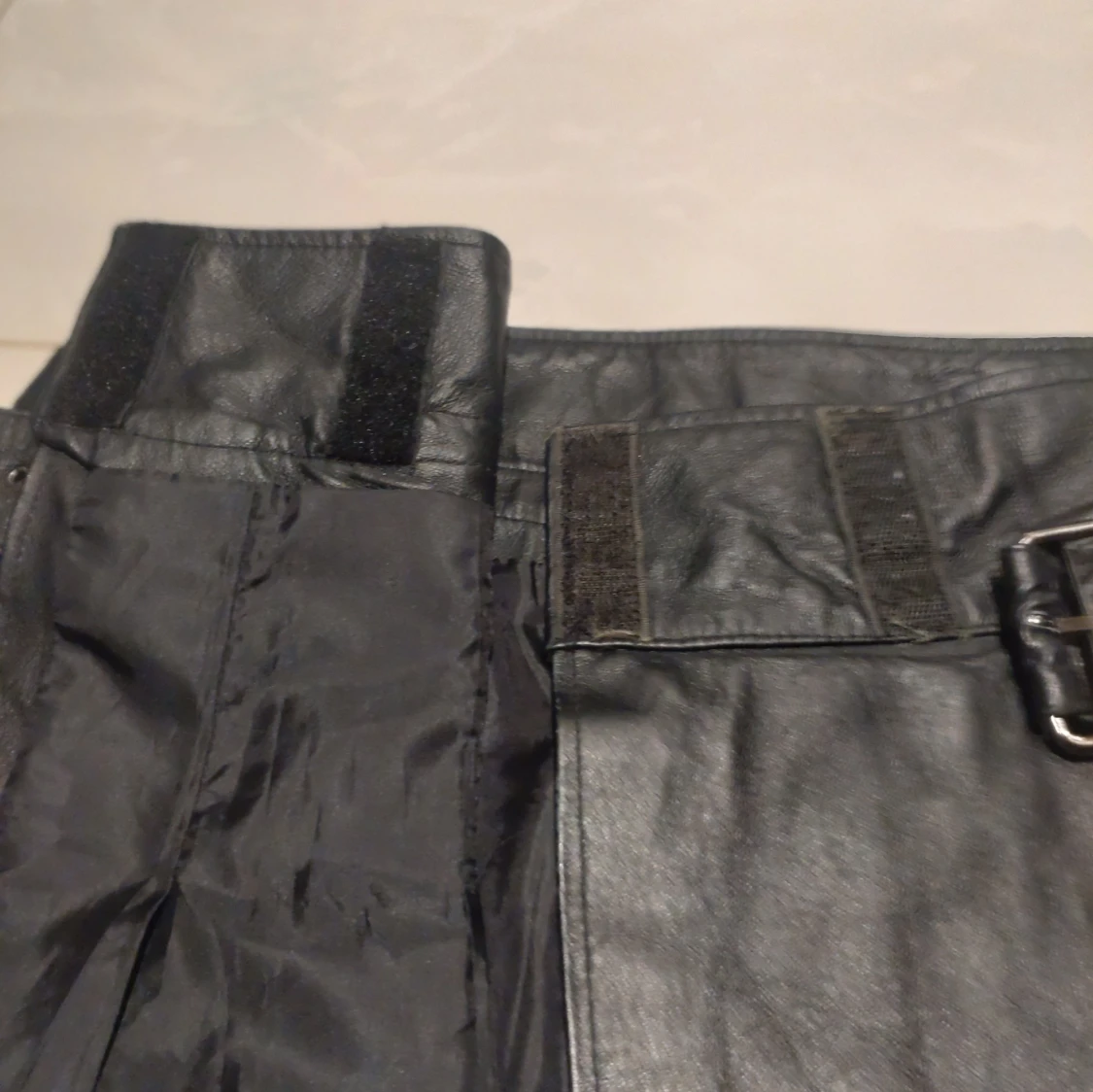 Svart skinnkjol från F & Co - 3