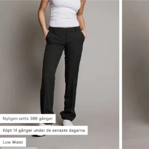Svarta kostymbyxor - Lågmidjade kostymbyxor ifrån Bikbok-modellen Vera utan slits