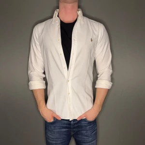 Ralph lauren skjorta - Hej säljer nu min fina Ralph Lauren skjorta i storlek S. Den är i nyskick och kommer vara otroligt snygg nu i vår och framåt sommaren. Nypris cirka 1600kr! Vi kommer att sälja liknande produkter nu i vår och närmare sommar så glöm inte följa profilen!🌊🍾