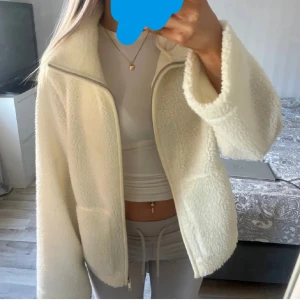 Vit teddyjacka med dragkedja - Till en viss tjej! Storlek s