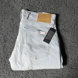Replay anbass jeans  - Helt nya Replay jeans! Börja följ för jag har över 100 par helt nya Replay jeans som kommer laddas upp!!!Tyvärr kan jag inte skicka bild när jag själv bär plagget då jag för det första ofta inte kan ha storlekarna jag säljer och för det andra skulle det bli alldeles för mycket jobb när jag säljer så mycket, så jag rekommenderar att man kikar måtten heller googlar på modellnamnet för att se passformen :) längd 103cm bredd 43cm 