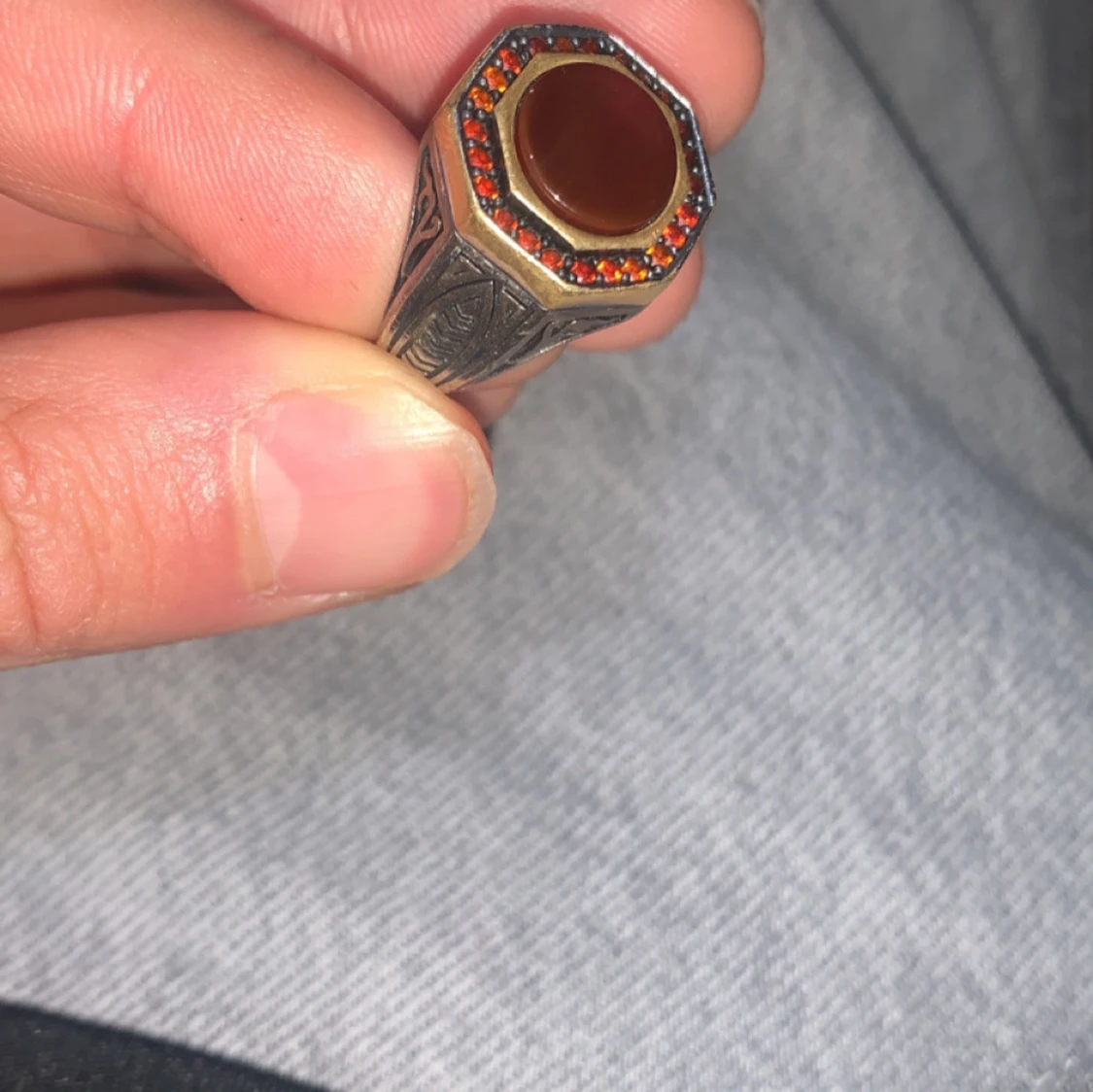 Unik ring med röd sten och detaljer - 2