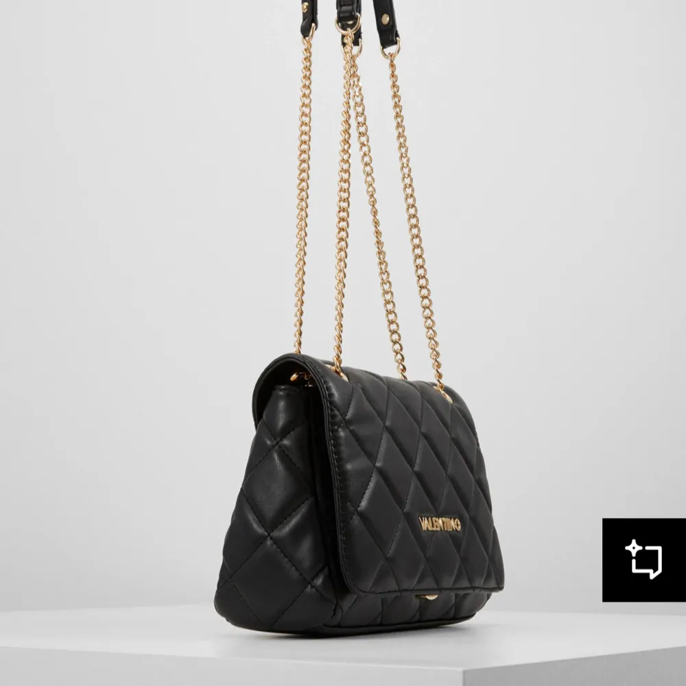 INTRESSEKOLL PÅ MIN VALENTINO . Köptes för 1100. Snygg svart axelväska från Valentino med quiltad design och guldfärgade kedjehandtag. Perfekt för att ge en lyxig touch till din outfit. Väskan har en elegant och tidlös stil.. Laukut & Käsilaukut.