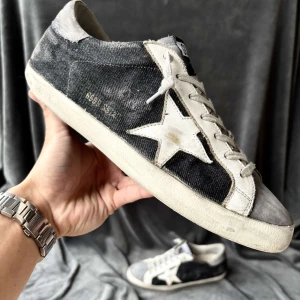 Golden goose - Orginalstorlek: 42, passar ofta upp mitt 43 eu, fråga om innermått vid osäkerhet | ingår: äkthetskort | skickar spårbart eller möts upp i Täby📍