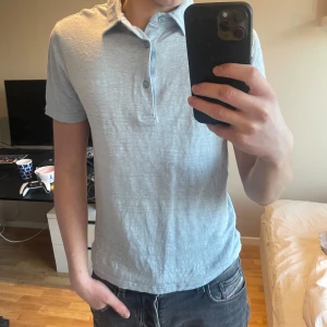 Ljusblå pikétröja från John Henric - Säljer en stilren ljusblå pikétröja från John Henric. Tröjan har bara använts 2-3 gånger. Linne material. Jag är 180 på bilden.