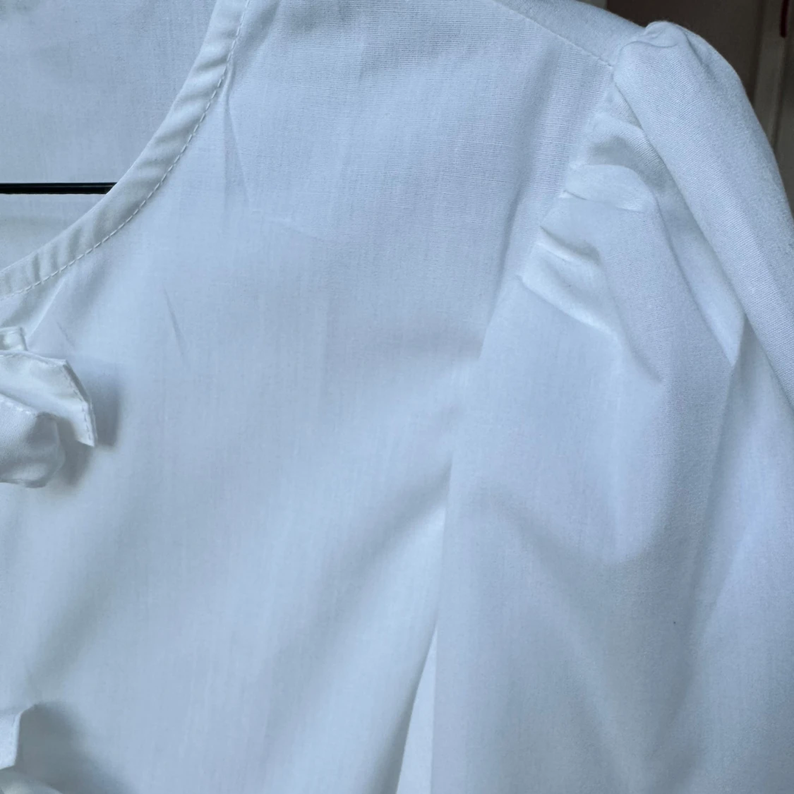 Vit blus liknar ganni - 3