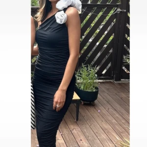 Svart oneshoulder klänning - Använd en gång. Är 169cm 