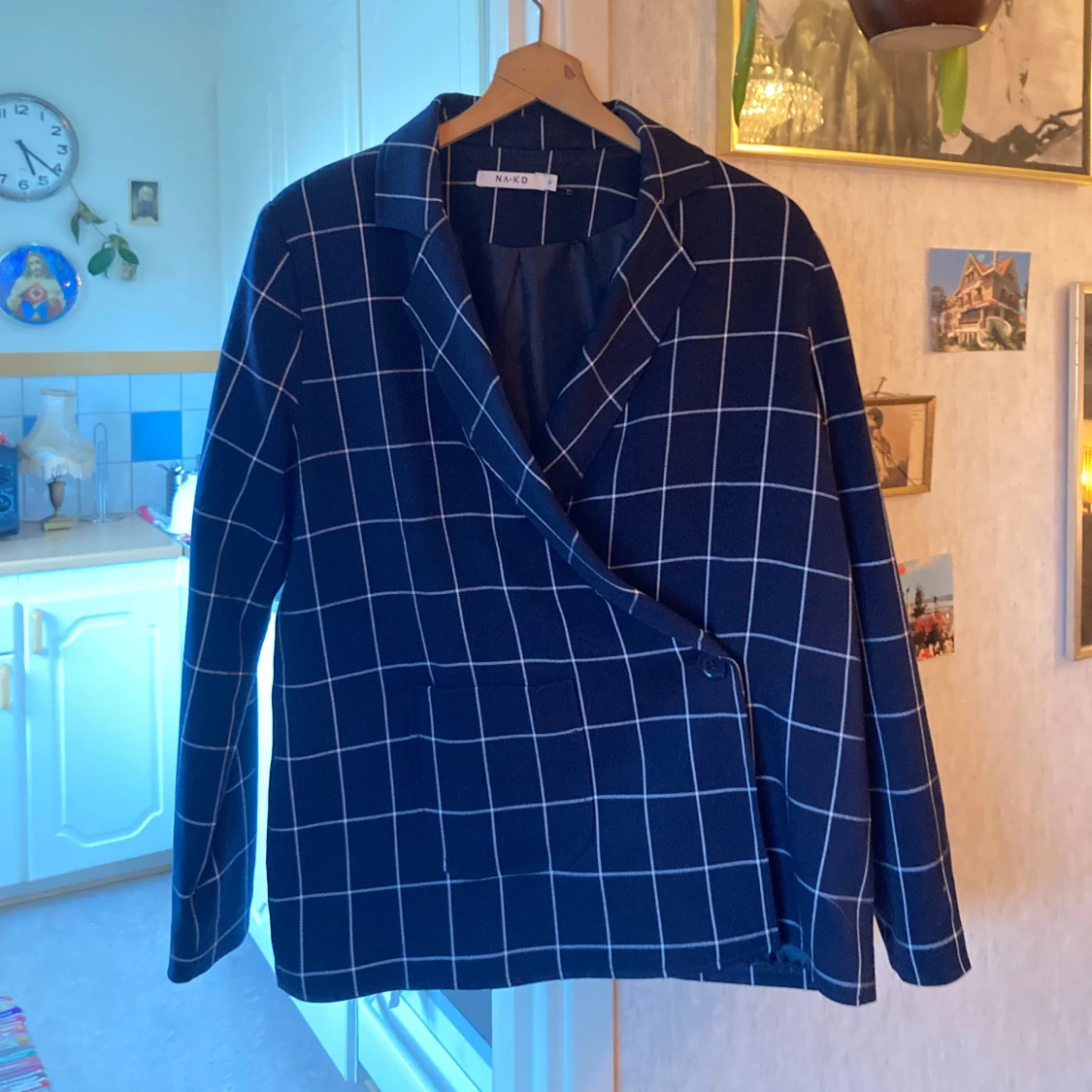 Mörkblå rutig kavaj från NA-KD