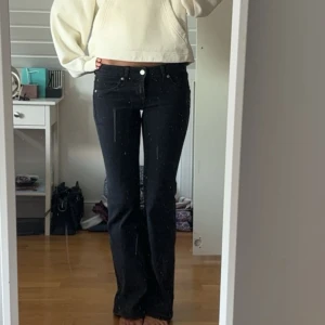Svarta bootcut jeans - Såå fina lågmidjade jeans 