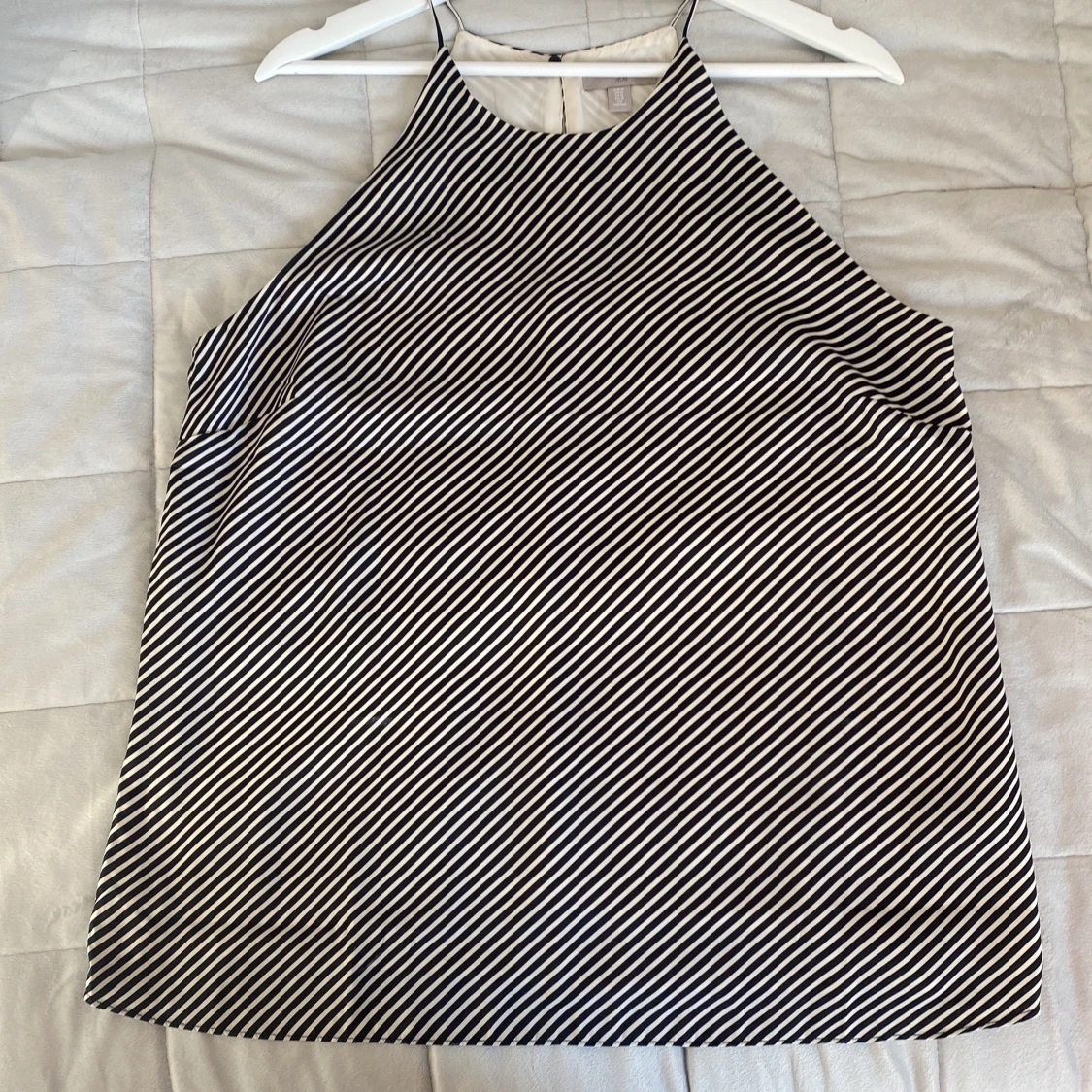 Randigt helfodrat linne med smala axelband - 1