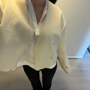 Beige cardigan jacka - Säljer denna fina kofta/ vår jacka i storlek S💕