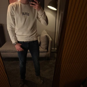 Vit tröja från Replay - Säljer en sjukt fet vit tröja från replay, i storlek small, och den är i bra skick. Jag som har på mig den är 174cm lång och den sitter bra. Köpte den för ca 700kr, säljer nu för endast 350kr. Bara att du hör av dig om du har några funderingar 🙌🏼 Pris kan diskuteras vid snabb och smidig affär. 
