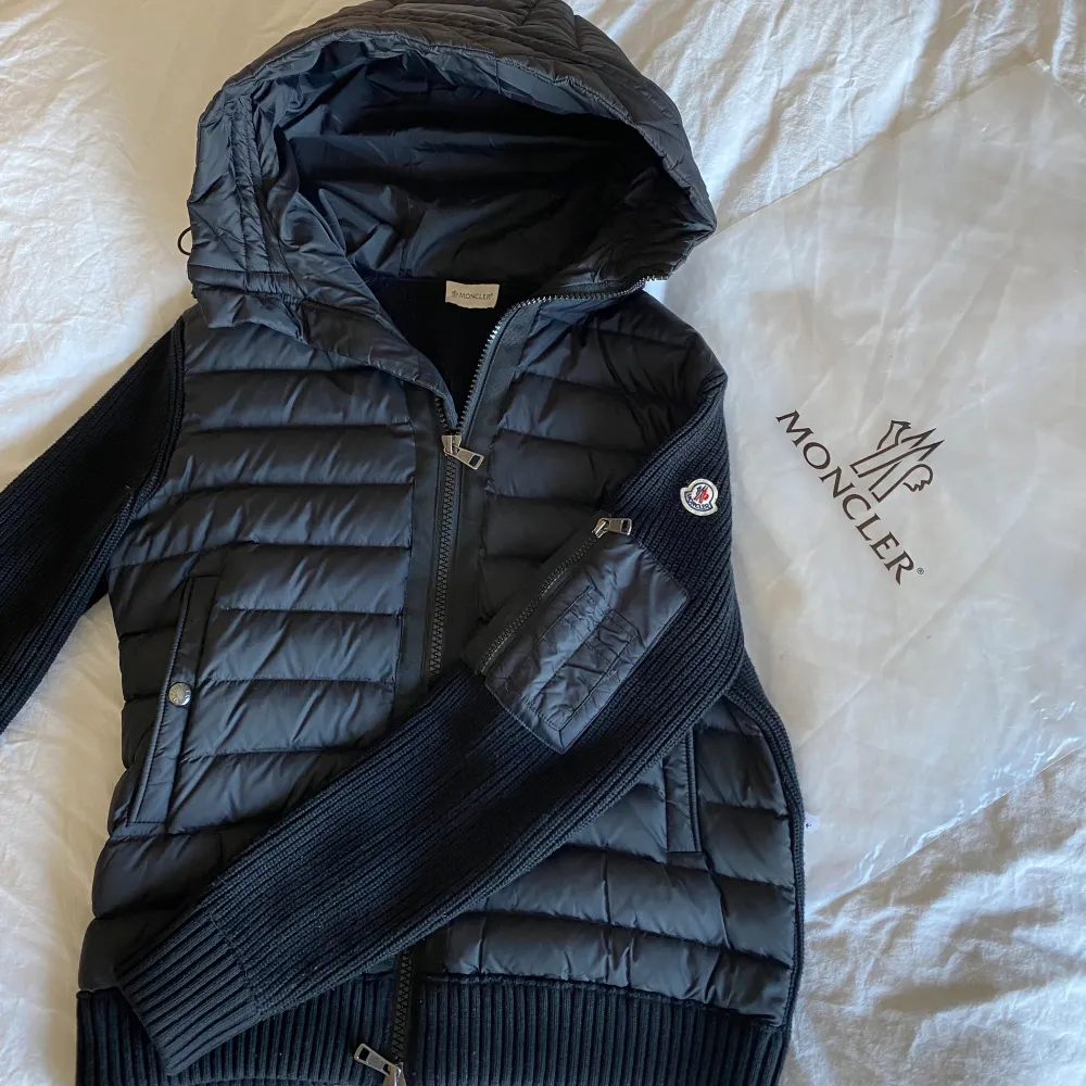 Säljer nu min fina ÄKTA Moncler cardigan i superbra skick, inga defekter eller något alls. Stl M, Kan ev bytas mot något i liknande värde eller med pengar emellan men helst vill jag få sålt den. NFC Scan och QR finns!. Takit.