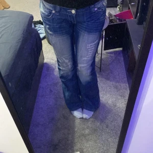 Victoria brackham jeans! - Snygga blå jeans med en unik broderad krona i rosa på bakfickan. Blå vintage Victoria brckham jeans som inte går att få tag på längre. Jeansen är perfekt k längd för mig som är 173! Skriv till mig om ni önskar flera bilder eller har frågor!