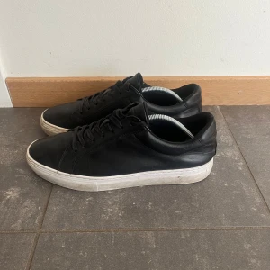 Vagabond - Snygga svarta sneakers från Vagabond med vit sula. Skorna har en stilren design med snörning och är perfekta för en avslappnad look. Tillverkade i skinn för en hållbar och bekväm känsla.