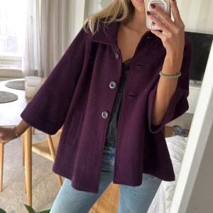 Trekvartskappa  - Sååå fin trekvartskappa i en underbar lila färg perfekt nu till våren! Storlek M (jag är en S på bilden) 