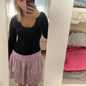 Lila blommig kjol från Gina Tricot - Säljer en söt lila blommig kjol från Gina Tricot. Typ aldrig använt ❤️köpt för 259 