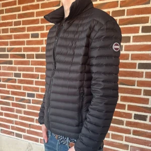 Svart Colmar jacka - Säljer nu denna fräscha Svarta jacka från colmar| Jackan har inga defekter| Modellen är cirka 177 CM, vid frågor eller funderingar är det bara att höra av sig🙌