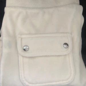 Juicy Couture byxor vita strl S - Säljer mina juicy byxor som knappt har använts. Ena metallspännet på snöret har lossnat och på det andra är det en liten fläck från troligtvis tvättmedel, men det märks knappt av. Annars är de i väldigt bra skick. Köpta för 1200, pris kan ev diskuteras🩷🩷