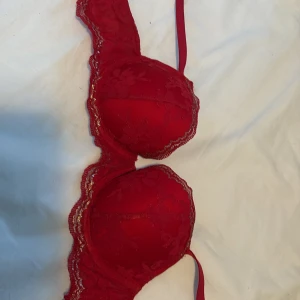 Röd Victoria secret bh💕 - super fin bh i jättebra skick, använd två gånger. Den har fina guld detaljer! Köpte denna för 600 kronor därav priset! De går att pruta, men inte för mycket. Lägsta pris 199💞 
