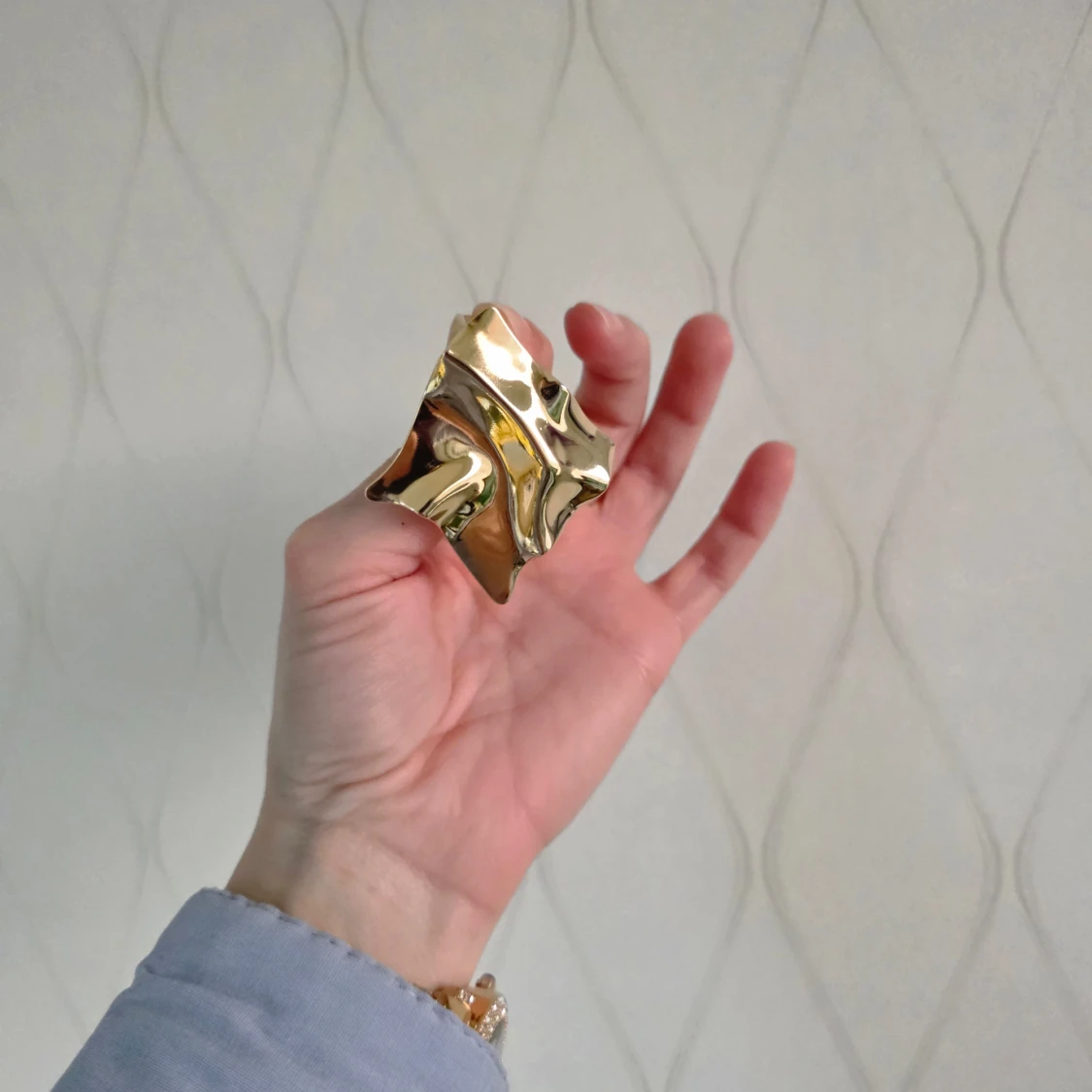 Stora guldörhängen i abstrakt design - 1