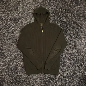 Marinblå hoodie från Massimo Dutti - Säljer en sjukt fett och skön Massimo Dutti hem zip. Den har ett riktigt snyggt mönster och sitter väldigt fint i passformen. Hör av er vid minsta fundering🙌