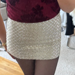 Paljett kjol - Snygg glittrig kjol från H&M i en kort modell. Kjolen har ett elegant rutmönster med glitter och paljetter som ger en festlig touch. Perfekt för att lysa upp vilken outfit som helst! Storlek 32. Helt ny🪩🪩