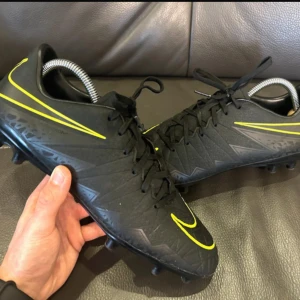 Svarta fotbollsskor från Nike - Hypervenom i mycket bra skick för sin ålder, knappt använda. Storlek 44, hör av dig för mer info