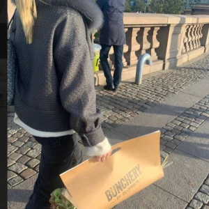 Meotine jacka  - Snygg grå kappa med en lyxig pälsdetalj vid kragen. Storlek xs/s. Använd Max 2 gånger så inga defekter eller liknandd