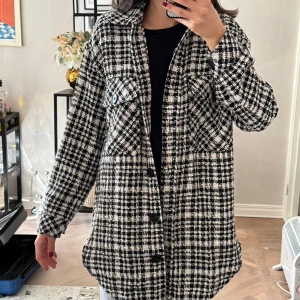 Svart kappa  - Lite stor i storlek kan passa M 