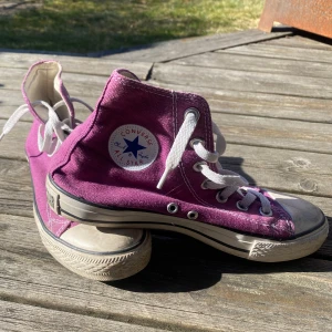 Lila Converse All Star sneakers - Säljer ett par klassiska lila Converse All Star sneakers. Perfekt till vår och sommar💜   storlek 38