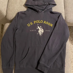 Mörkblå hoddie, U.S. Polo - Säljer en svart hoodie från U.S. Polo Assn. Den är i storlek XS och är vi väldigt bra skick. Hör av er vid intresse, Pris kan alltid diskuteras!