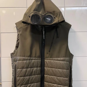 Cp company väst - Säjer denna tvärfeta cp väst då den inte kommer till användning. Skick 10/10🤙🏻 Hör av dig vid frågor eller mer bilder👏