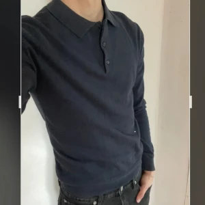 Långärmad pike - Säljer en schysst stickad mörkblå pikétröja från Bläck. Tröjan är i väldigt gott skick och perfekt nu inför lite varmare vårdagar. Den är i storlek M men passar även S. Modellen på bilden är 180cm och väger 70kg. Hör av er vid övriga funderingar eller frågor🙌