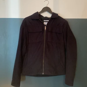 Jack and Jones jacka - Säljer den nu för att den har blivit för liten. Riktigt fet och perfekt för våren.
