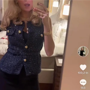 Mörkblå glittrig klänning med guldknappar - Snygg mörkblå klänning med glittrigt tyg och eleganta guldknappar. Klänningen har en figurnära passform och kort längd, perfekt för en kväll ute. Den har korta ärmar och en stilren design med fickdetaljer framtill. Från Zara och endast använd en gång. Hör av dig om du är intresserad. ✨🌟💛 ANVÄND INTE INSTABOX