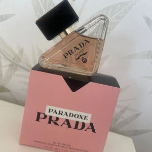 Paradoxe Eau de Parfum från Prada - Elegant och modern parfym från Prada, Paradoxe. Parfymen skickas i originalkartong. Flaskan rymmer 50 ml och är påfyllningsbar, den är lite använd (se bild.) 