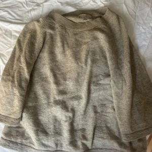 Beige stickad tröja från & Other Stories - Säljer den populära och mysiga beige stickad t shirt tröja från & Other Stories. Tröjan har trekvartsärmar och en rund halsringning. Så snygg kofta perfekt sommarkofta!!! 