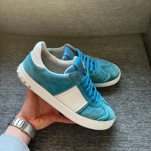 Valentino Flycrew  - Tjenare! Säljer nu dessa asfeta Valentino flycrews i en unik färg.🔥De är i väldigt fint skick, 8/10! Modellen säljs inte längre. Skorna har en stilren design och är tillverkade i mocka. Har varit hos skomakaren och fått ny sula under och i skon, det står storlek 40 men eftersom det är bytt passar de nu mera 41-42. 9/22 nitar saknas.🙌Kort och dustbag ingår. Har ni frågor eller funderingar, tveka inte på att skriva😊Pris kan diskuteras vid snabb affär