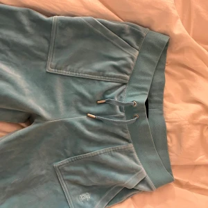 Juicy couture  - Blåa juciy couture byxor i bra skick. Om man är intresserad kontakta mig istället för att trycka köp nu!❤️❤️