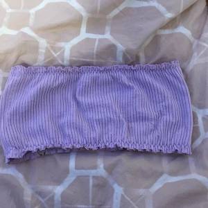 Lila ribbad tubtopp från Kappahl - Säljer en söt lila tubtopp från Kappahl. Är för att bada ❤️ till barn . Hör av dig vid intresse!  Kommer ej till användning ❤️