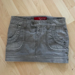 Jeanskjol från Guess!  - Snygg grå jeanskjol från Guess! Storlek 26 och jag skulle säga att den är som en XS/S. Hör av er vid frågor :)