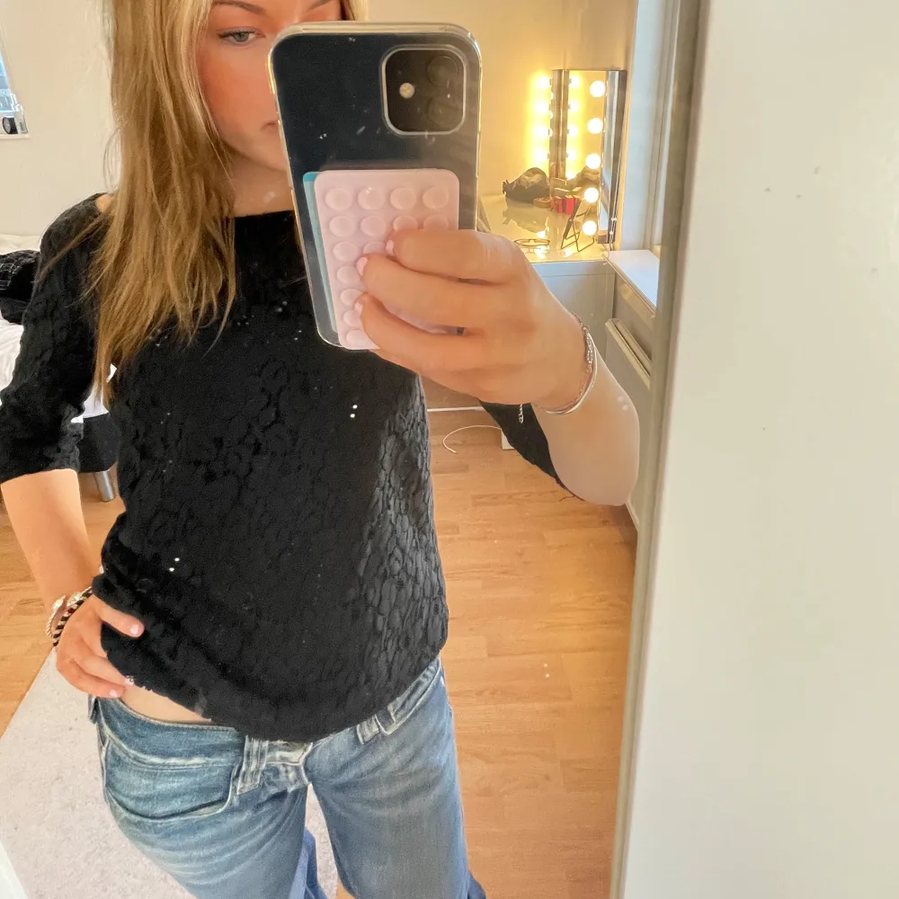 Jättefin trekvartsärmad blus med mönster från Lindex. Säljer då den inte kommer till andvändning, jättebra skick!❤️. Puserot.