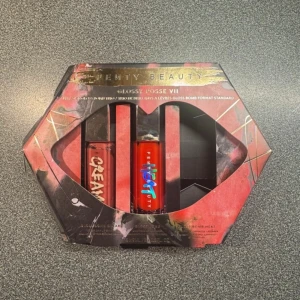 Fenty Beauty läppglans - Fenty Beauty läppglans, kitet innehåller 2 färger  -Gloss Bomb Heat i Hot Cherry -Gloss Bomb Cream i Fenty Glow   Oanvända och oöppnade